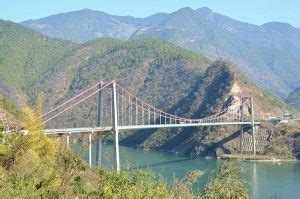 A Fantástica Ponte de Ferro de Lincang - Uma Obra-Prima Arquitética sobre o Rio Lancang!