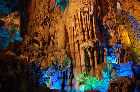  A Gruta de Reed Flute, uma Maravilha Natural Iluminada por Luzes Mágicas!