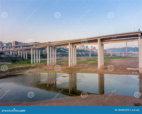  A Ponte Xiaojin: Uma joia arquitetónica que cruza o rio Yangtze!