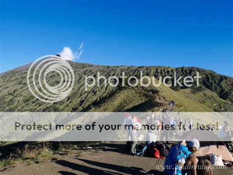 Gunung Rinjani: Uma Montanha Sagrada com Cumes Encantadores!