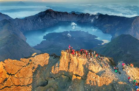 Gunung Rinjani: Uma Montanha Sagrada com Cumes Encantadores!