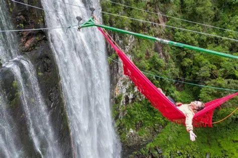 Aventura na Cascata da Nuvem Dourada: Um Delírio de Beleza Natural e Mistério Envolvente!