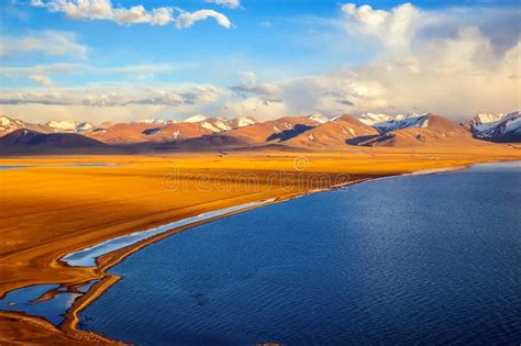 O Lago Namtso: Um Espelho Azul Reflectindo os Céus Tibetanos!