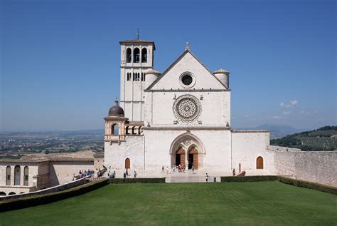 O Santuário de San Francesco d’Assisi: Uma Jornada Espiritual e Arquitetônica na Cidade Medieval!