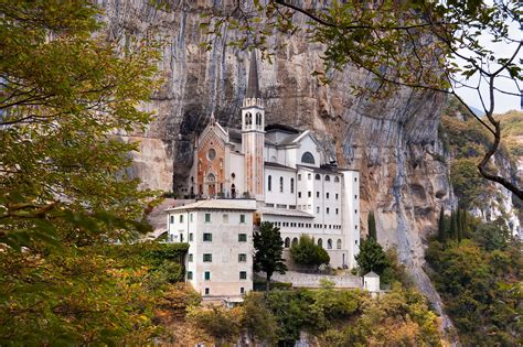 O Santuário de Santa Maria della Montagna: Uma Jornada Espiritual e um Tesouro Arquitetônico na Toscana!