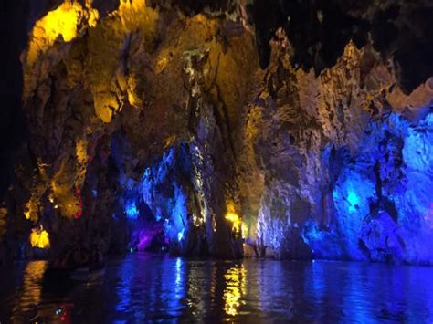 As Cavernas de Longgong: Um Mistério Subterrâneo Brilhante e Escondido!